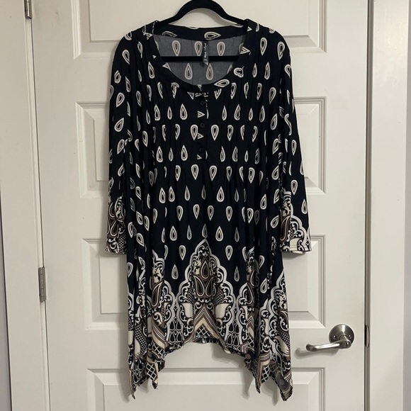 White Mark Tops - NWT White Mark shark-bite blouse